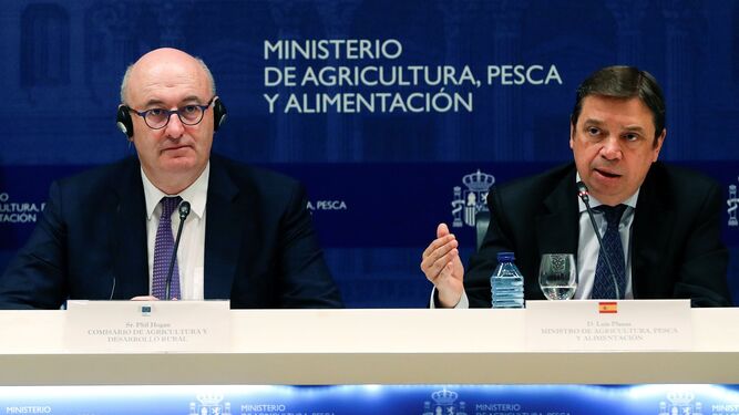 El comisario de Agricultura y Desarrollo Rural, Phil Hogan, y el ministro de Agricultura, Pesca y Alimentación, Luis Planas.