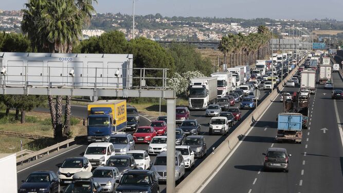 Grandes retenciones tráfico en uno de los accesos a Sevilla marcado como alternativa al cierre del puente.