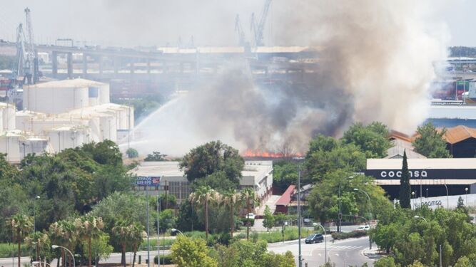 Una imagen de la columna de humo provocada por el incendio cerca del puerto.