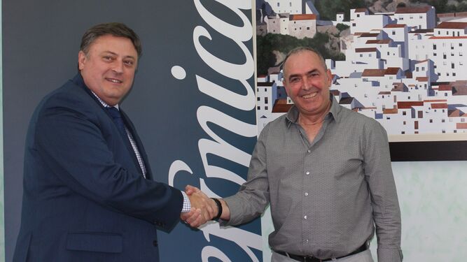 El director del Territorio Sur de Telefónica, Jerónimo Vílchez, con el alcalde de Casares, José Carrasco.