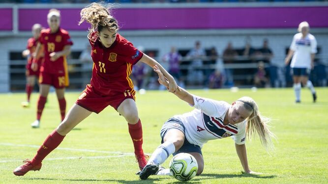 Olga Carmona pelea el balón con la noruega Camila Huseby.