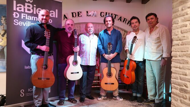 El director de la Bienal junto algunos guitarristas del ciclo y José Luis Postigo, de la Casa de la Guitarra.