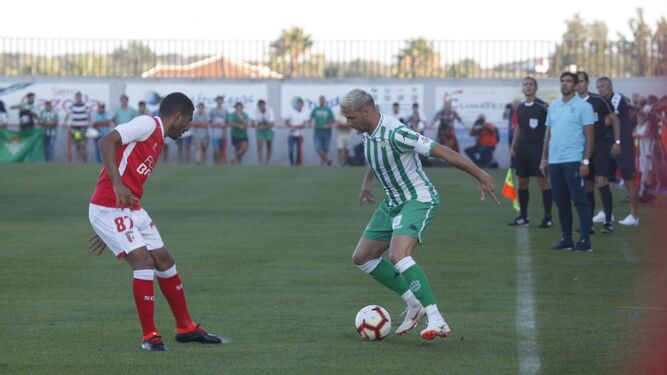 Joaquín encara a un rival durante el partido.