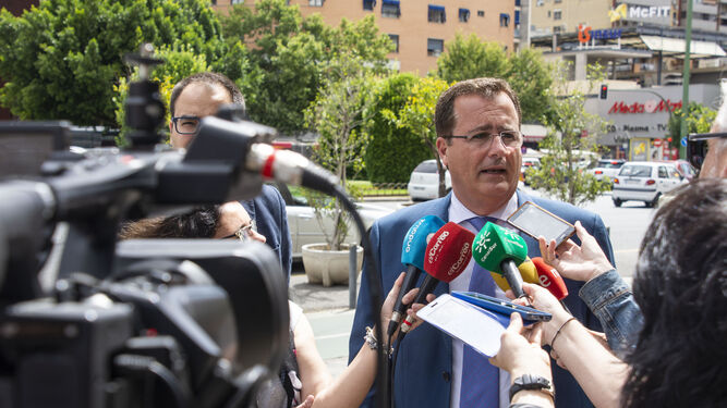 El delegado Cabrera en una rueda de prensa  en junio, junto a Santa Justa.