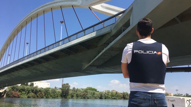 Uno de los policías nacionales bajo el puente de la Barqueta.