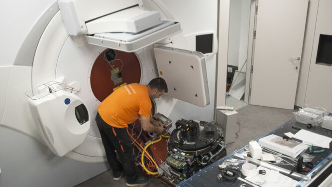 Un técnico durante las tareas de instalación del nuevo acelerador en el Macarena.