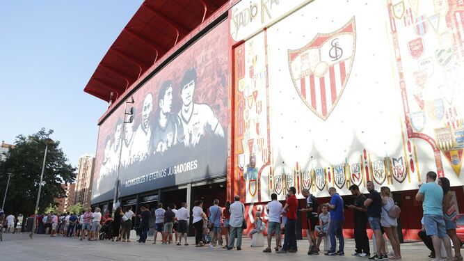 La afición del Sevilla hace colas para sacar sus abonos, en la tarde de ayer.