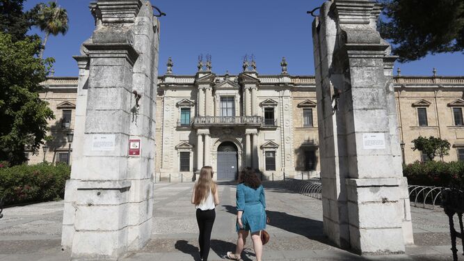 La Universidad de Sevilla restaura la fachada de la facultad de Geografía e Historia.