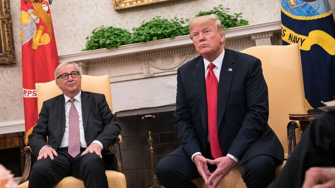 El presidente de la Comisión Europea, Jean-Claude Juncker, y el mandatario de EEUU, Donald Trump, posan ayer ante los medios en la Casa Blanca.