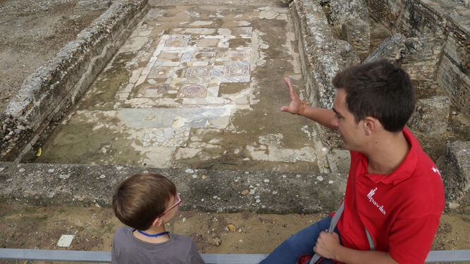 Un visitante muestra el mosaico elaborado en 'opus sectile'