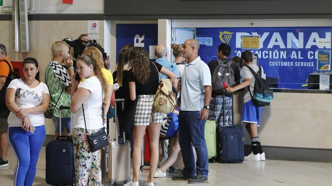 Colas ente los mostradores de Ryanair en el aeropuerto de Sevilla.