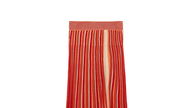 Falda midi plisada de punto, de Zara.