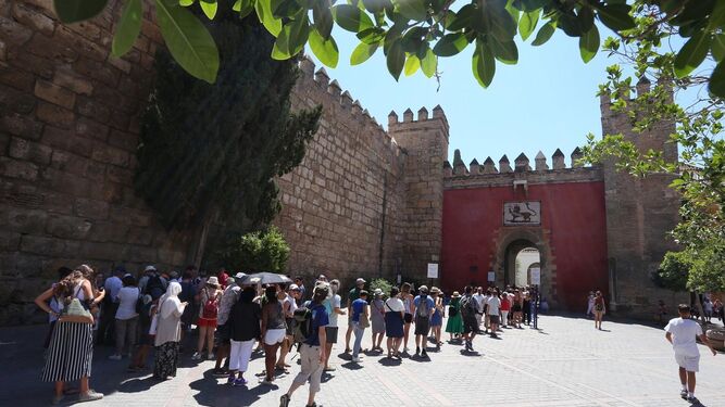 Decenas de visitantes hacen cola en el Alcázar.