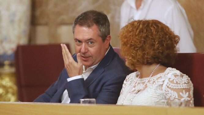 El alcalde de Sevilla, Juan Espadas, durante un momento de la sesión plenaria.