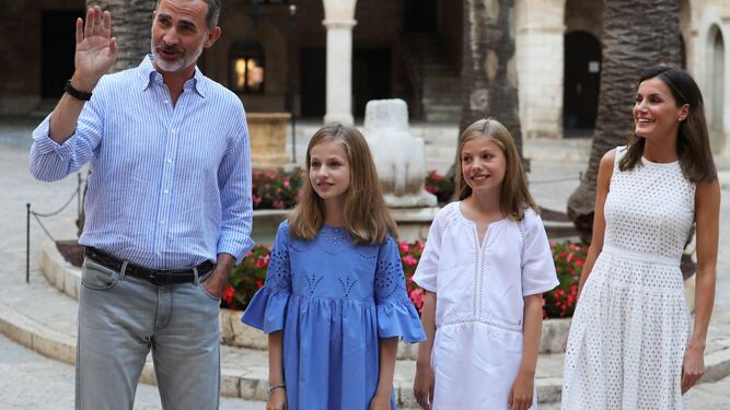 Los Reyes y sus hijas este domingo en el palacio de la Almudaina