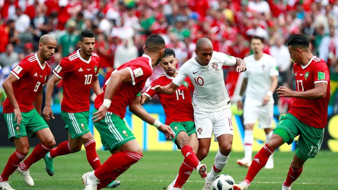 Joao Mario, ante cinco rivales en el Marruecos-Portugal del Mundial de Rusia.