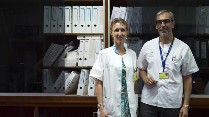 Lara Ferrandiz y David Moreno, en la Biblioteca de Dermatología.