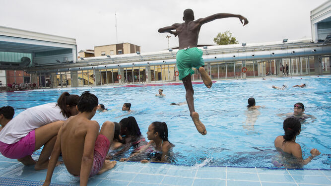 Jóvenes disfrutando en una piscina