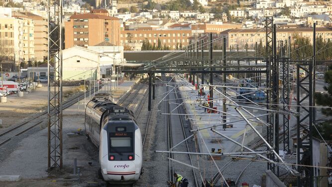Un tren  llega a la estación de Granada.