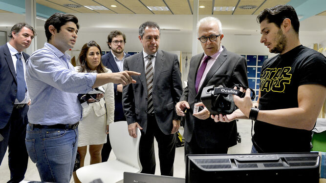 El alcalde de Sevilla, Juan Espadas, en el centro, observa uno de los prototipos en los que se trabaja en El Cubo.