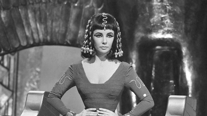 La melena con abalorios dorados de Elizabeth Taylor en 'Cleopatra' (1963).