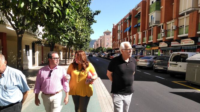 El concejal Joaquín Castillo, a la derecha, visitando las calles.