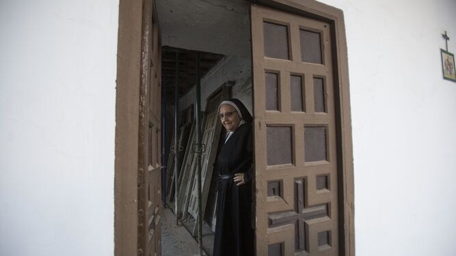 La abadesa de San Leandro, sor Natividad Rodríguez, ante una de las estancias en ruinas.
