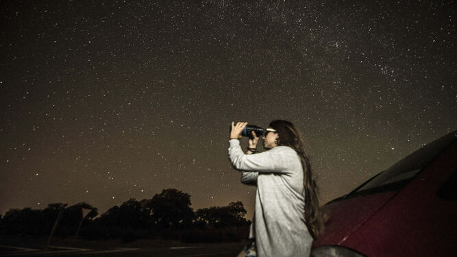 Foto de una chica observando el cielo