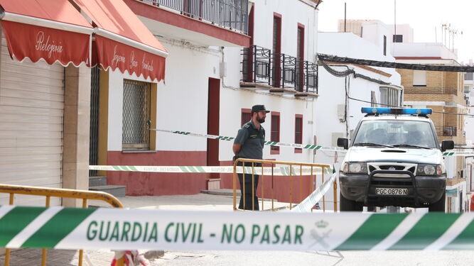 La Guardia Civil ante la puerta de la joyería de Carmona.