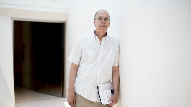 El hispanista norteamericano Christopher Maurer posa en el Centro Lorca antes de participar en un simposio sobre el archivo de la Fundación Lorca.