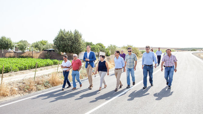 La diputada de Cohesión Territorial, Asunción Llamas, (en el centro) junto al alcalde José Benito Barroso (izda.) durante su visita a la carretera SE-698 en Lebrija.