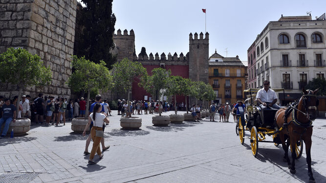 Turistas y un cochero en la puerta del León.