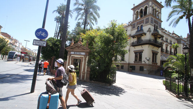 Una pareja de turistas en la Puerta de Jerez