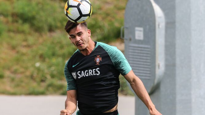 Andre Silva cabecea en un entrenamiento de la selección portuguesa.
