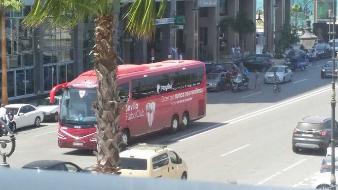 El autobús del Sevilla FC recorre las calles de Tánger.