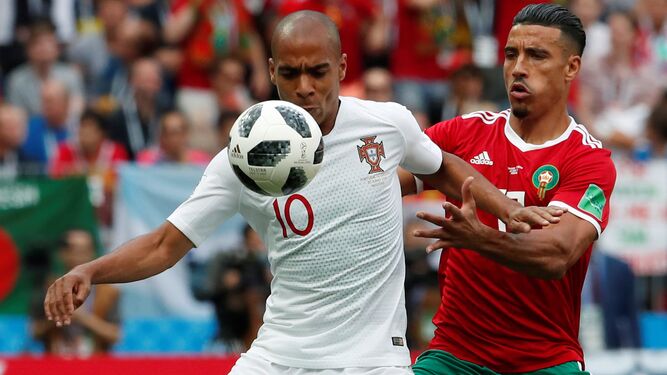 Joao Mario protege el balón en el encuentro de Portugal ante Marruecos.