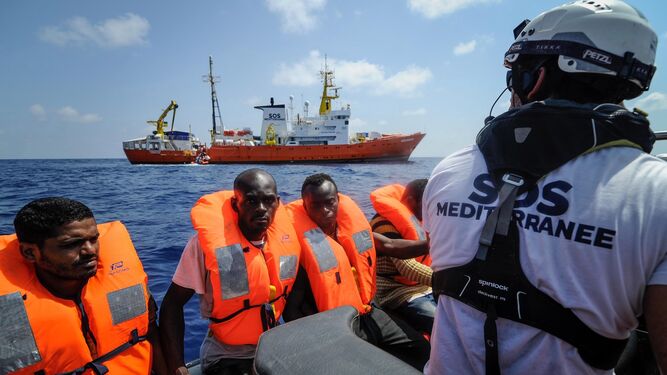 Varios inmigrantes rescatados para ser llevados a bordo del barco 'Aquarius' en el Mediterráneo el pasado 10 de agosto.