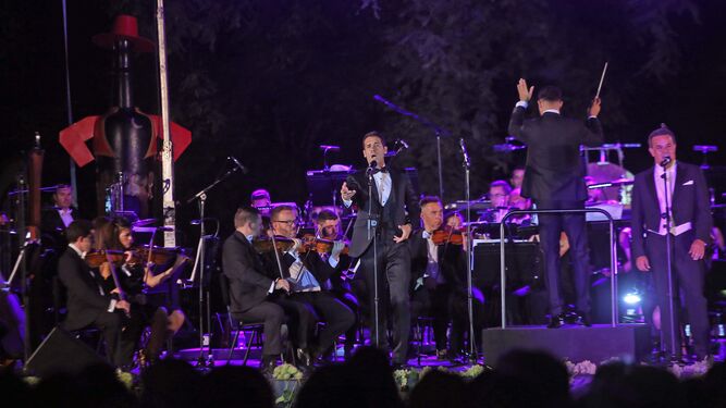 Los tenores Ismael Jordi y Fernando de la Mora en un momento de su actuación anoche en Villa Victorina.