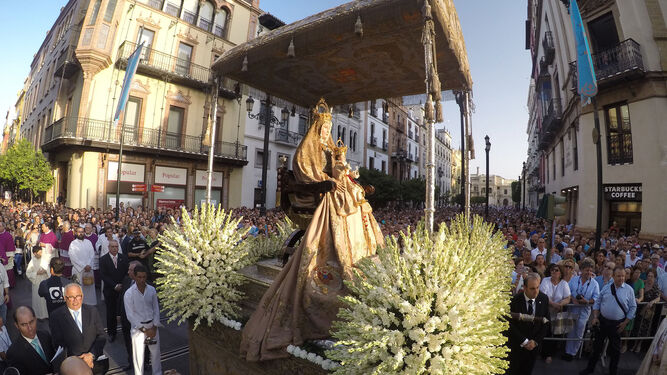 La Virgen de los Reyes en la procesión del año 2017.