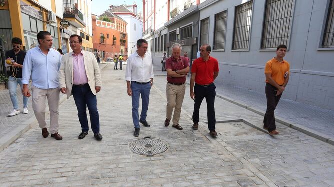 Espadas y su delegado Cabrera, en la visita esta semana a la céntrica calle Francisco Carrión Mejías.