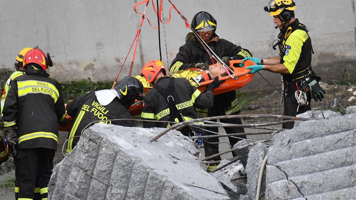 Bomberos rescatan a uno de los supervivientes ayer en Génova.