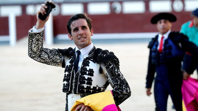 Juan Ortega, que brilló al natural,  ganó la única oreja del festejo en Las Ventas.