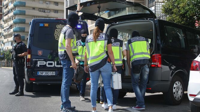 Agentes de la Policía practican un registro en Algeciras relacionado con una operación antiyihadista hace dos semanas.