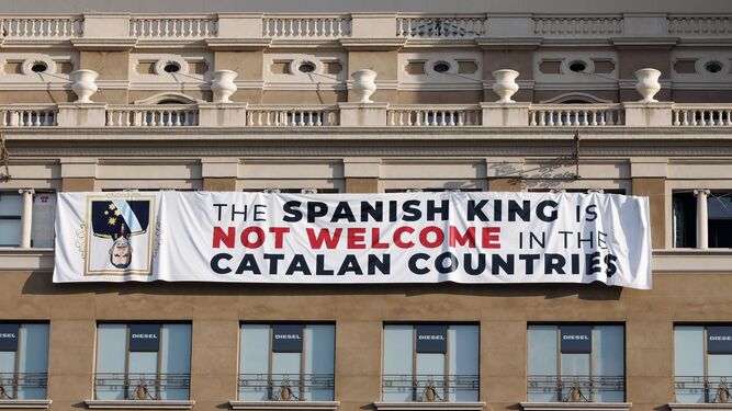 Pancarta contra el Rey en la Plaza de Catalu&ntilde;a de Barcelona