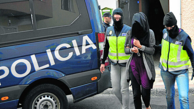 Dos policías custodian a una yihadista detenido en una operación en Fuerteventura en diciembre de 2015.