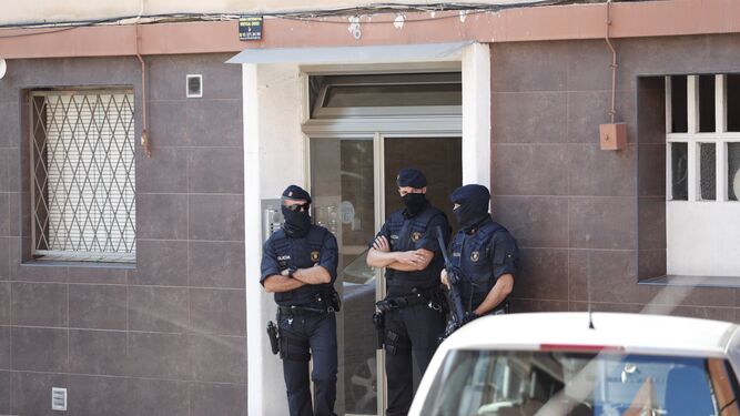 Varios mossos custodian la puerta del domicilio del ciudadano abatido en la comisaría de Cornellà.