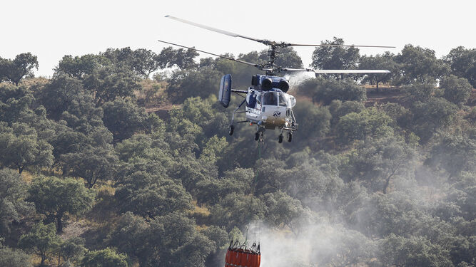 Un helicóptero trabaja en las tareas de extinción del fuego