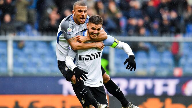 Rafinha celebra junto a Icardi un gol del Inter.