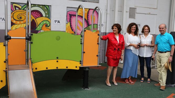 Nuevos juegos infantiles inaugurados en el colegio José María del Campo de Sevilla capital, también bilingüe.