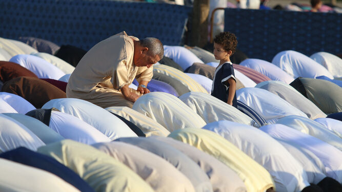 Musulmanes orando en la fiesta del cordero en Almería